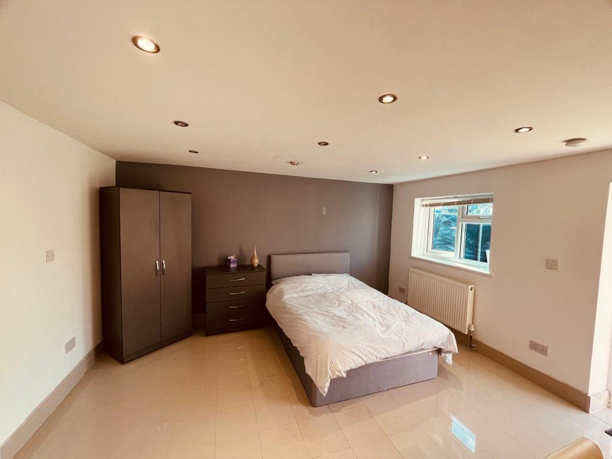 Large Studio Flat B Near Heathrow Hillingdon Exterior foto